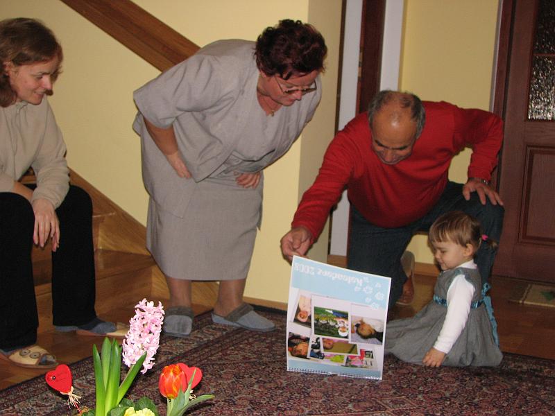 2008-01-20 19-13-05.jpg - dziadkowie dostali kalendarz z moimi zdjęciami....