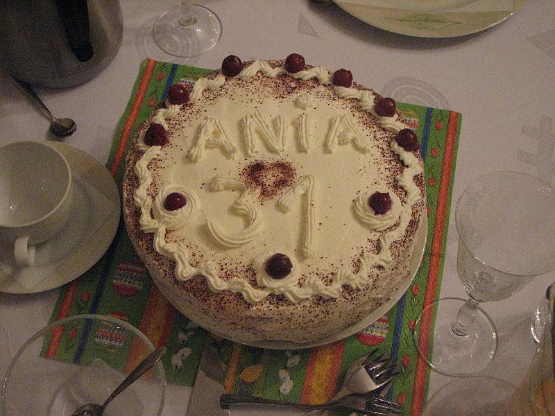 Foto  2008-03-29 19-47-27.jpg - z racji że kobiety się o wiek nie pyta... nie napiszę które to urodziny ( dekoracja tortu...tata własnymi ręcami)